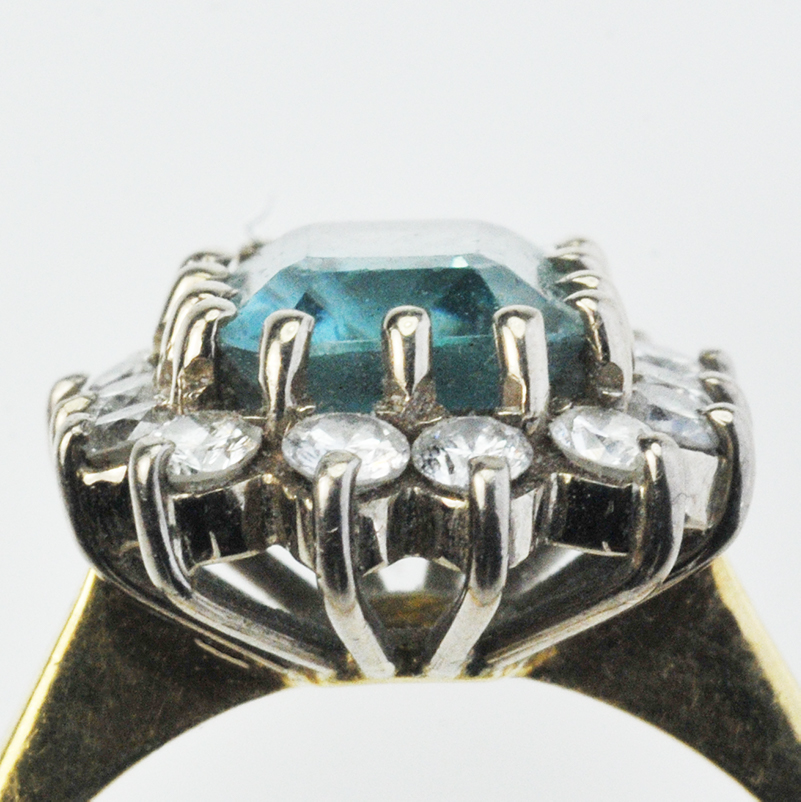 18ct Gold Ring with Diamonds and Aquamarine 